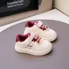 Sapatos Infantis 2025 Estilo Verão Tênis de Skate Moda Sapatos Brancos Simples Meninos e Meninas Gatinho Fofo Comendo Peixe Versátil Tênis Esportivos