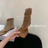 Sandalias de Tira con Tacón Grueso para Mujer Verano Ropa Exterior Sandalias Caladas 2025 Nuevo Estilo Francés Aumento Interno de Altura Pantalones Botines Cortos de Espiga