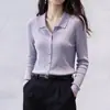 Camiseta de malha de gola alta de manga comprida muito estilosa para mulheres, um novo design de primavera/outono que é ao mesmo tempo moderno e modelador, na cor roxo lavanda