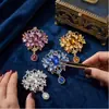Exquisito broche grande de cristal con diamantes de imitación de aleación retro, ideal para combinar con todo, ideal para el día a día de las mujeres.