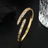 Pulsera de Mano Personalizada de Zirconia Micro-Pavé con Electrochapado de Oro Real para Mujer, Pulsera de Uñas de Mariposa con Letra H de Alta Gama, Pulsera de Lujo Accesible