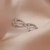 Brincos de Cruz de Açúcar Cristalizado Novo Estilo para Mulheres, Simples e Estilosos, Luxo Leve, Sensação de Alta Qualidade, Presilhas de Orelha com Incrustações de Diamante, Brincos