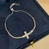 Moda Europeia e Americana Pulseira de Cruz com Zircônia Ultra Brilhante Estilo Simples para o Dia a Dia Pulseira Versátil Luxo Leve Sensação de Alto Padrão Joia de Mão para Mulheres