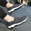 Zapatos de Punto Fly para Hombre al por Mayor Nueva Colección Primavera y Verano 2024 Slip-On Zapatos de Papá Zapatos Casuales Ligeros Transpirables de Malla para Venta Transfronteriza