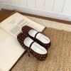 Sapatos de Salto Único Estilo Celebridade da Internet Modelo Novo Primavera 2025 Sapatos Baixos da Moda com Tachas para Mulheres Confortáveis Sola Macia Sapatos Casuais Não Cansativos