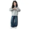 Conjunto de moletom estilo universitário para meninas para primavera e outono com camisa polo de gola jeans, um conjunto de duas peças estiloso e moderno para crianças mais velhas
