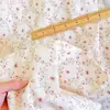 100% algodón, tela de impresión digital de 60 hilos. Delicado tejido de algodón floral con estampado digital directo en una suave paleta de colores coreana, adecuado para ropa de mujer