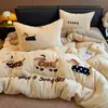 Ins juego de cuatro piezas de ropa de cama de felpa de terciopelo de leche engrosada funda de edredón con bordado de dibujos animados sábana juego de tres piezas de terciopelo de coral