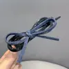 Presilha de cabelo vintage com laço torcido em jeans para mulheres, modelo sofisticado de 2025, presilha única para a parte de trás da cabeça.