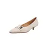 Elegante para o Trabalho Gatinho Salto Metal Fivela Pele de Ovelha 2026 Outono Fino Salto Médio Quadrado Pequeno Bico Totalmente em Couro Boca Rasa Sapatos Femininos
