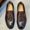 Sapatos Masculinos de Couro de Alta Qualidade Couro Bovino de Camada Superior Grão Aberto Loafers com Franjas Sapatos Sociais de Couro Envernizado Casual de Negócios Estação Europeia