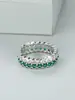 Anel vintage de esmeralda com borda ondulada, adequado para uso diário, com diamantes verdes e brancos alternados ao redor do anel