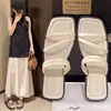 Sandálias rasteirinhas de tira fina de verão para mulheres, chinelos de uma tira de novo estilo da moda para usar fora com saias, chinelos femininos de praia