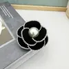 Broche de Tecido Pérola e Strass Estilo Chanel de Luxo para Mulheres, Alfinete de Roupa Estilo Coreano de Nicho para Casacos e Suéteres