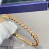Pulseira Colmeia Shangmei Banhada a Ouro 18K, Superfície de Colmeia com Diamantes, Totalmente Cravejada com Diamantes, Pulseira Hexagonal Empilhável Finamente Esculpida para Mulheres