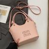 Popular al por mayor versátil casual pequeño para ir al trabajo portátil bolso de cubo para mujer de alta gama tejido moda bolso bandolera