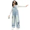 Calça com suspensório e aplique de gravata borboleta estilosa para meninas 2026 nova moda primavera tendência estilo coreano jeans versátil para crianças mais velhas
