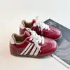 Sapatos estilo alemão para crianças couro macio 2026 Outono novo estilo estilo coreano Brogue sapatos de menina antiderrapante sapatos casuais de lona para menino