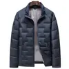 Chaqueta de plumas para hombre de otoño e invierno, directa de fábrica, plumón de pato nuevo estándar nacional, cuello alto, estilo corto, costuras selladas para evitar fugas de plumón, chaqueta para hombres jóvenes y de mediana edad