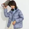 Chamarra acolchada con cuello alto transfronteriza para mujer, estilo corto, moda de invierno 2026, color liso, engrosada, cálida, plumón de pato blanco, chamarra puffer simple