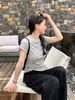 Camiseta Branca com Ombro Reto para Mulheres, Cor Sólida, Gola Redonda, Manga Curta, Estilo Trendy Ins, Caimento Ajustado, Básica Versátil, Emagrecedora, Top Base Casual