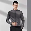 Camisa retro estilo americano con cuello mao para hombre, de corte slim, manga larga, un sutil diseño de botones y tejido ligero y transpirable, lo que la hace adecuada para un estilo business casual y versátil.
