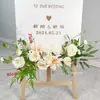 Celebración de Boda Banquete de Compromiso Recepción Dirección Señal de Agua Tablero KT Arreglo de Flores Artificiales Decoración de Flores Artificiales Arreglo Ceremonia de Entrega de Coche Sentido