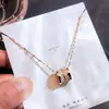 Nueva cadena de clavícula de lujo estilo coreano, collar versátil de acero de titanio de moda para mujer, colgante simple clásico de circón, accesorio versátil