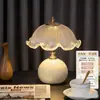 Lámpara de mesa de dormitorio, lámpara de noche, sensación de lujo ligero y de alta gama, luz ambiental de mesita de noche, estilo crema, luz nocturna creativa acogedora y romántica