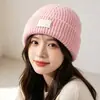 Gorro de punto estilo coreano para mujer, otoño e invierno, versión coreana con decoración de letras, cálido y versátil, gorro de clima frío que cubre las orejas, moderno para hombres