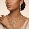 Venda direta da fábrica de colares e brincos de liga metálica com strass para noivas, joias de casamento e joias femininas para banquetes.