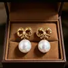 Pendientes de botón con perla y lazo estilo retro vintage Pendientes colgantes de temperamento suave de lujo ligero francés Diseño de nicho Pendientes elegantes