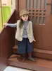Ropa infantil coreana 26 otoño profundo e invierno chaleco cálido de lana de cordero para niñas conjunto de pantalones de pana de pierna ancha de color liso con cuello alto para exportación