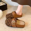 Pantuflas tipo mula de otoño con suela gruesa y tacón oculto, mocasines cerrados de cuero color marrón té para mujer, slip-on 2026