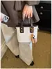 BLD2026 bolso nuevo para mujer, bolso cuadrado pequeño moderno y de moda, bolso de hombro cruzado popular con colgante de felpa, gama alta