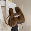 Bolsa de pelúcia transfronteiriça feminina 2026 nova popular nicho requintada bolsa de mão para o dia a dia bolsa de ombro único bolsa de ombro cruzado tipo balde