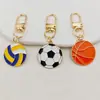 Chaveiros de liga metálica de bolas esportivas mais vendidos em todo o mundo em formato de futebol, basquete e vôlei, pingentes para mochila escolar, pequenos presentes