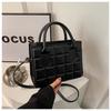 Xadrez indentação cor sólida 2024 nova moda textura feminina portátil grande capacidade ombro transversal pequeno quadrado bolsa feminina