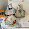 Bolso Cruzado para Mujer 2025 Nuevo Bolso Cubo de Deportes de Montaña Versátil Bolso de Hombro para Exteriores y Senderismo para Estudiantes Varones Moderno