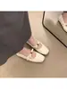 Zapatos de corte bajo en bloques de color, primavera 2026, versátiles zapatos Mary Jane de punta cuadrada para mujer, con aumento interno de altura, diseño de camelia, nuevo estilo Chanel