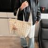 Bolso Tote Grande de Hombro con Estampado de Oso, Nuevo, Gran Capacidad, Popular Cyber, Portátil, Estilo Coreano, para Viajes y Commuting, Alta Calidad