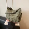Bolso nuevo de mezclilla 2026 para mujer, con múltiples bolsillos, una correa para el hombro y un diseño cruzado.. Este pequeño bolso de estilo retro es versátil, tiene un aspecto vintage y es una opción de moda para mujeres.