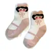 Calcetines gruesos, cálidos y lindos de fresa de dibujos animados para usar en casa, perfectos para otoño e invierno. Estos calcetines suaves y cómodos son versátiles y adecuados para estudiantes y niños, y vienen en longitud de media pantorrilla.