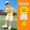 Serviço de Dropshipping: Nós nos Formamos! Conjunto de Manga Curta para Foto de Formatura de Verão, Camiseta Colorida, Gola Redonda, Shorts Brancos