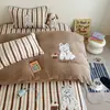 Bonita Colcha de Dibujos Animados de Terciopelo de Leche para Otoño e Invierno con Parche Bordado Juego de Tres Piezas con la Misma Funda de Edredón Juego de Cuatro Piezas con Acolchado de Algodón a Heattech