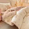 Nuevo Conjunto de Cuatro Piezas de Algodón 100% con Forro de Leche, Estampado Floral de Dibujos Animados, Grado Madre-Bebé, Clase A, Otoño/Invierno 2026, Conjunto de Tres Piezas para Cama de Estudiante