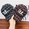 Gorra de Béisbol a Cuadros Estilo Retro Coreano con Letras para Mujer, Moda Casual Primavera y Verano, Gorra de Béisbol Versátil Bordada Estilo Universitario