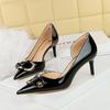 638-K38 Sapatos de Banquete Europeu e Americano para Mulheres Super Salto Salto Fino Couro Envernizado Boca Rasa Bico Fino Fivela de Metal Sapatos Decorativos