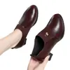Sapatos femininos estilo britânico de couro robusto com salto médio, novidade verão 2026, versáteis, sola macia, confortáveis, modernos, sapatos para mães