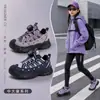Outono 2026 Novo Modelo Sapatos Esportivos para Exterior com Fecho de Botão, Malha Respirável, Elásticos, Estilo 'Dad Shoes', Sola Grossa Antiderrapante para Meninos e Meninas